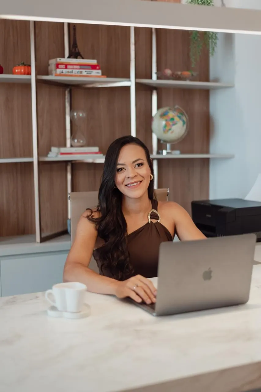 Jaqueline em consulta on-line